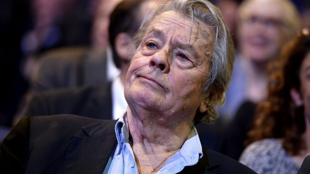 Alain Delon : son fils Ari évoque la drogue à l'occasion de la sortie du film "Nico, 1988"